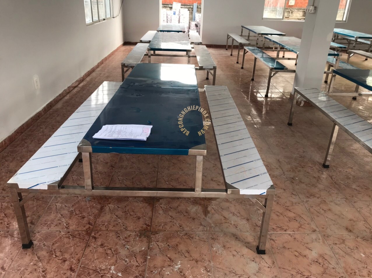 Thi công bàn ăn công nghiệp inox dính liền băng ghế giá rẻ