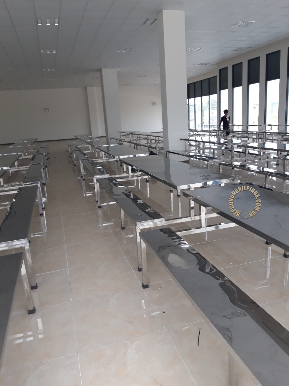 Giá bàn ăn công nghiệp inox dính liền băng ghế rẻ tận gốc