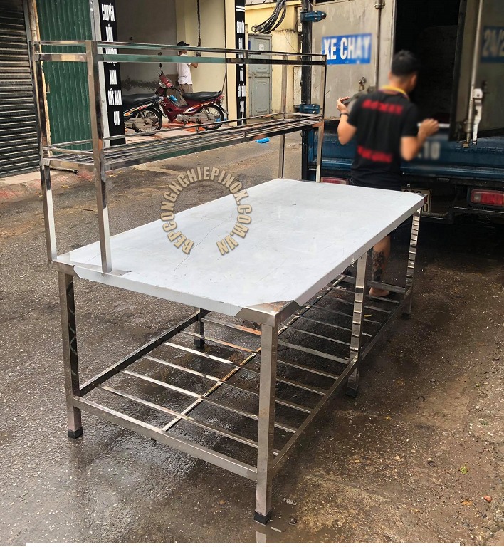 Giá bàn inox 2 tầng có kệ trên rẻ tận gốc bepcongnghiepinox