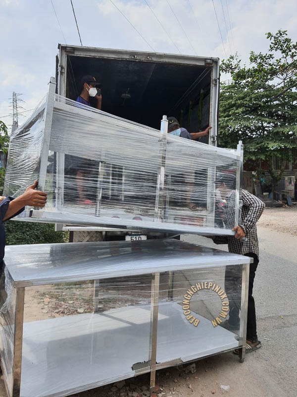 Ban thao tac inox 2 tang phang gia tot