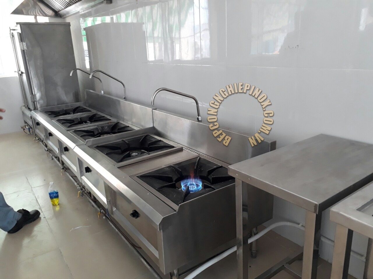 Bếp á 5 họng kiềng vuông giá bao nhiêu tại bếp công nghiệp inox Anh Huy Trương