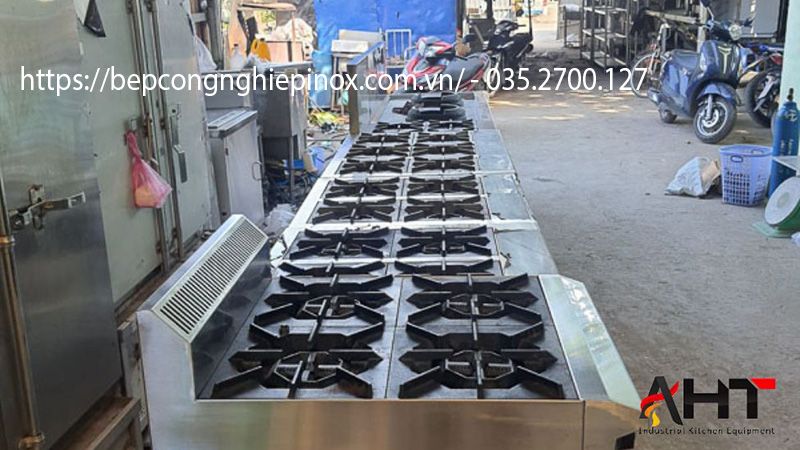 Giá Bếp á lai âu 4 họng đốt tại bếp công nghiệp inox Anh Huy Trương