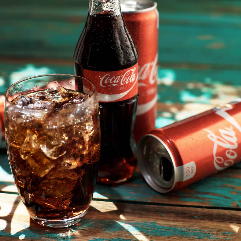 Làm sạch kệ inox với coca cola