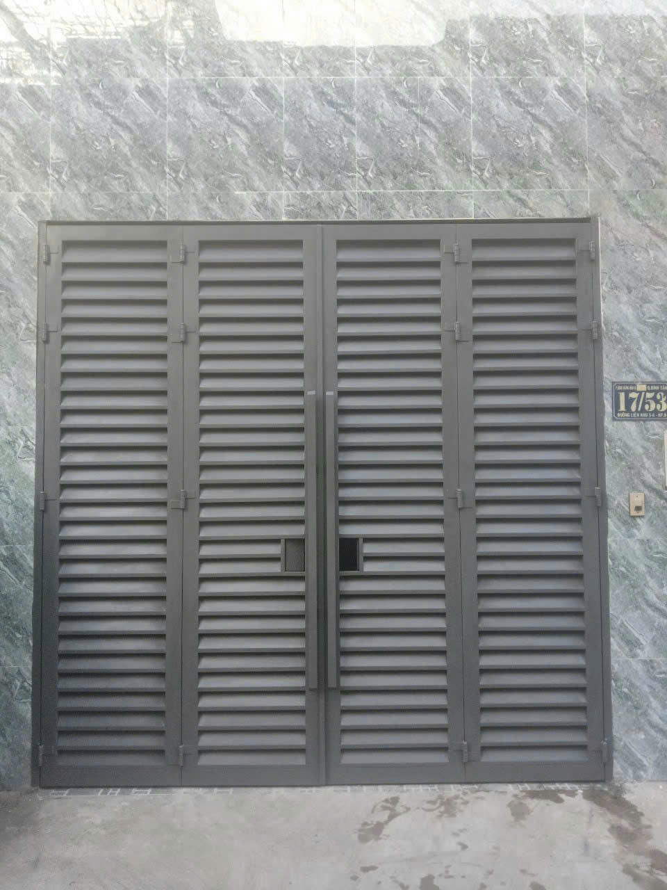 mẫu cổng inox 4 cánh mới nhất thiết kế thêm khung hộc rất đẹp 2025