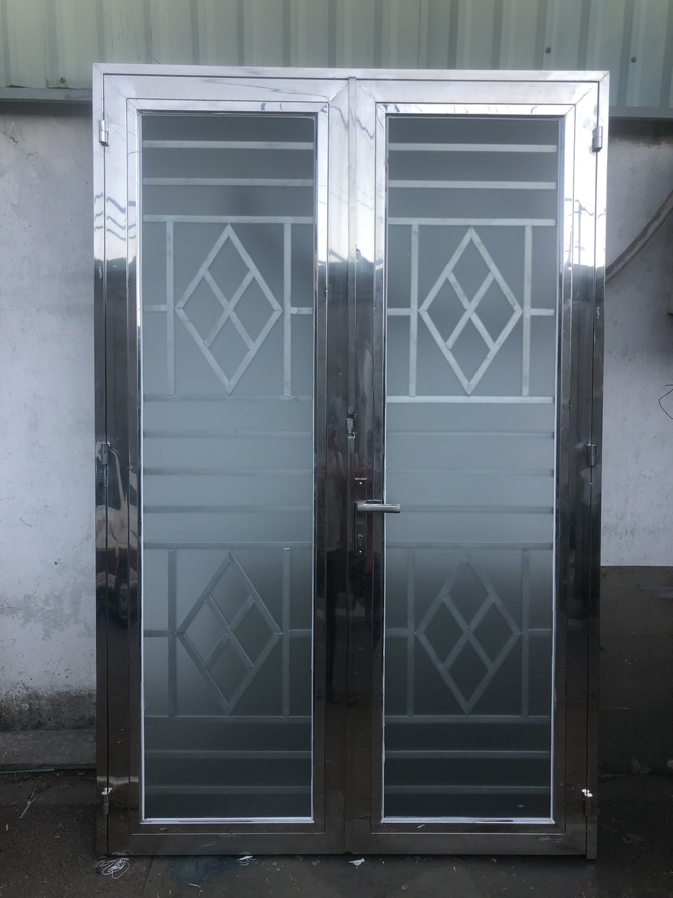 mẫu cổng inox 4 cánh mới nhất thiết kế thêm khung hộc rất đẹp 2025