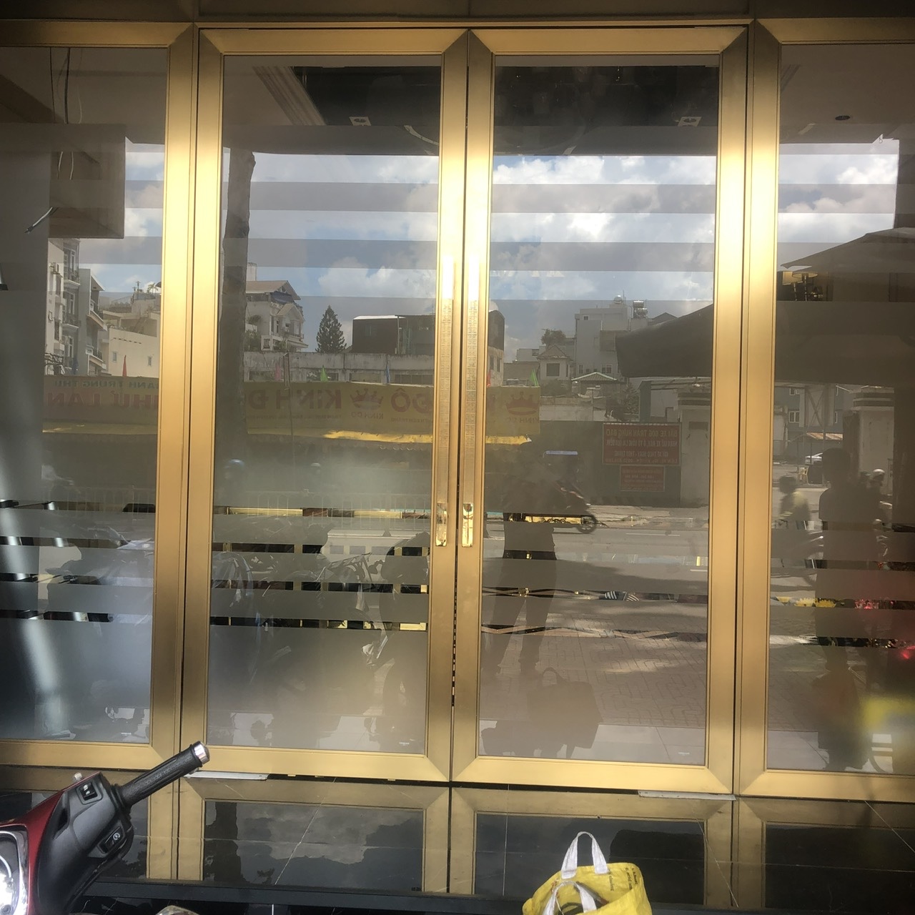 mẫu cổng inox 4 cánh mới nhất thiết kế thêm khung hộc rất đẹp 2025