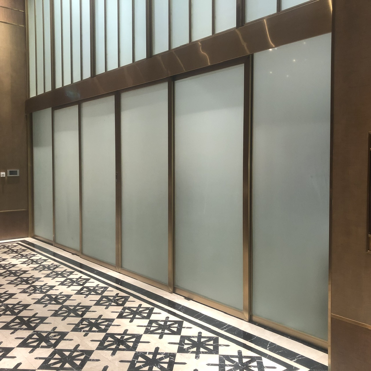 mẫu cổng inox 4 cánh mới nhất thiết kế thêm khung hộc rất đẹp 2025