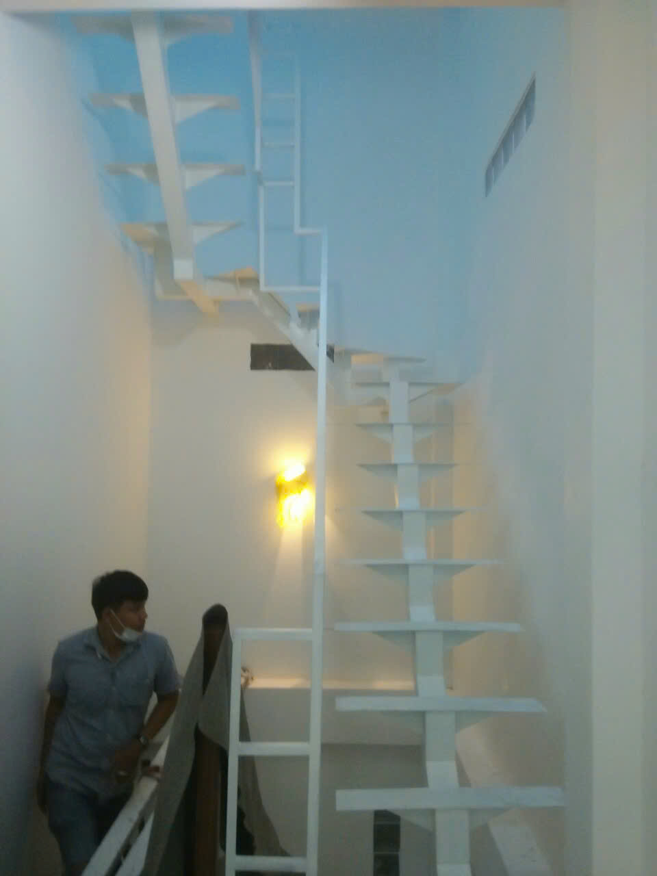 Nhân viên Tâm Tín khảo sát & báo giá lan can inox miễn phí tại Bình Dương 2025