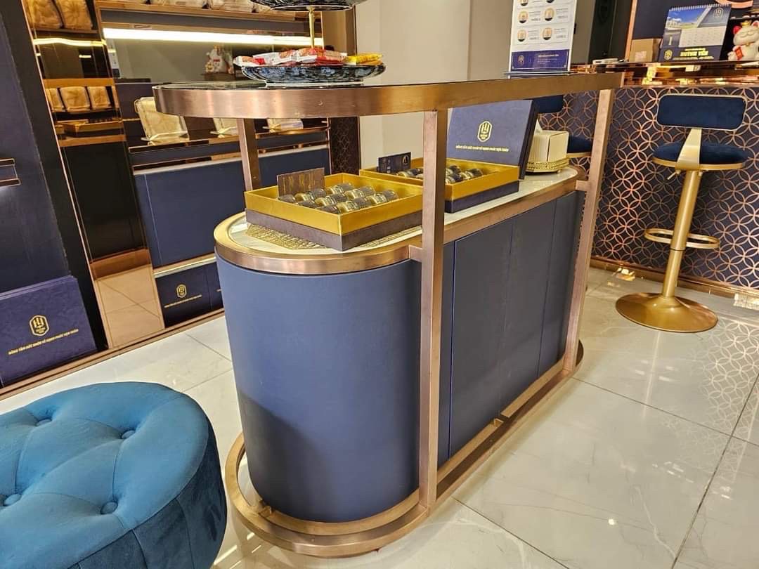 Quầy tiếp tân và quầy sản phẩm inox mạ vàng PVD