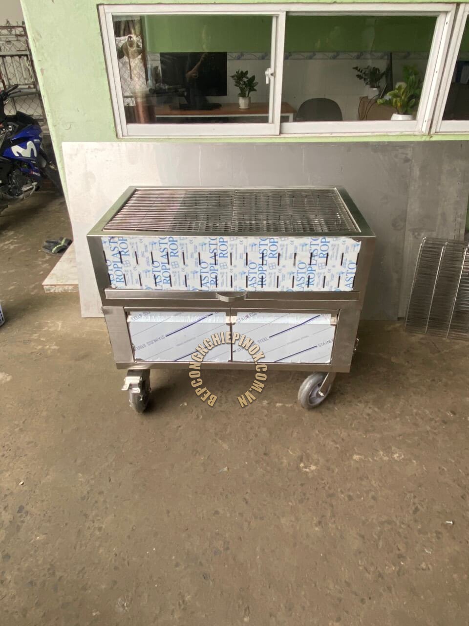 Lò nướng than hoa được làm từ chất liệu inox 304 siêu bền bỉ